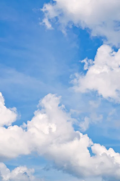 Beyaz bulutlu mavi gökyüzü arkaplanı