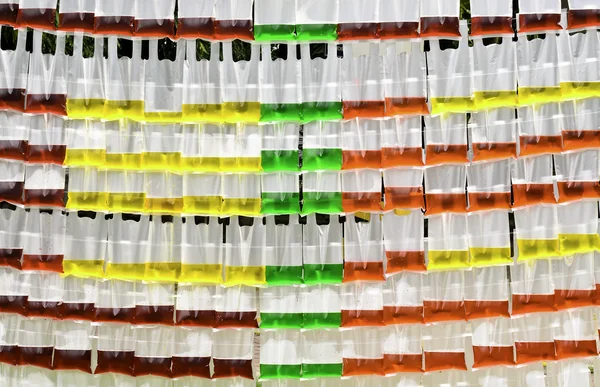 Färg vatten i den genomskinliga plastpåsen — Stockfoto