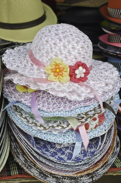 Montón de sombreros de paja decorados listos para vender — Foto de Stock