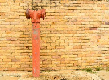 Kırmızı yangın musluğu