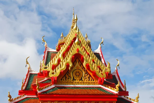 Die Vorderseite des thailändischen Tempels — Stockfoto