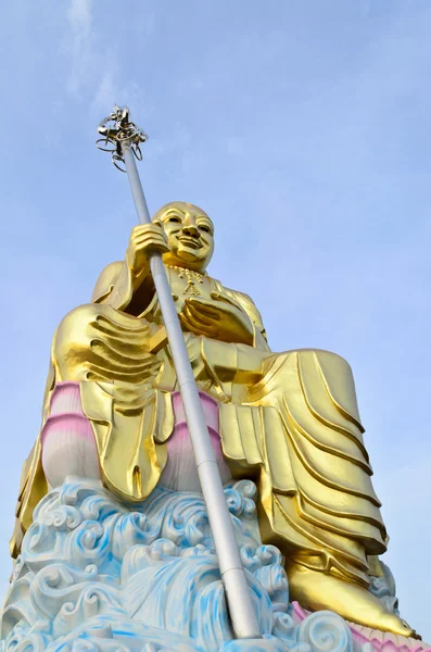 Grande statua d'oro Bodhisattva con cielo blu — Foto Stock