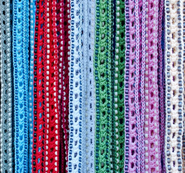 Kleurrijke handgemaakte riemen met kralen — Stockfoto