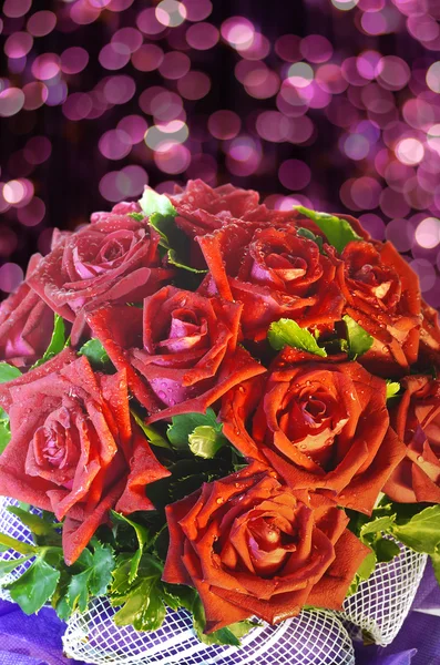 Schöner Rosenstrauß mit Tropfen — Stockfoto