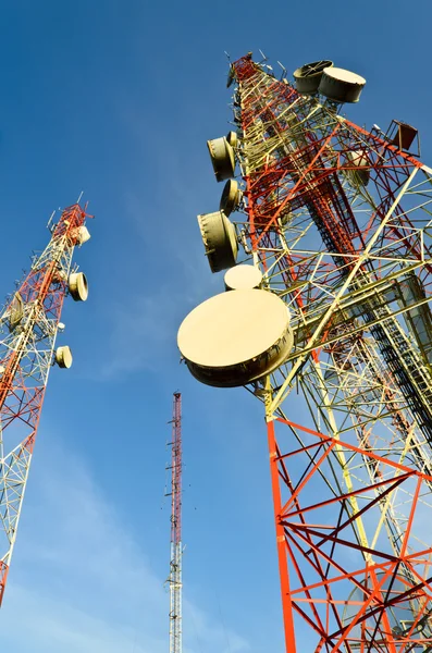 Communicatie torens met blauwe hemel — Stockfoto