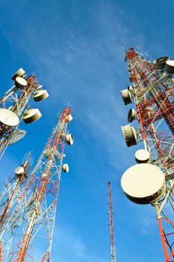 Mavi gökyüzü olan telekomünikasyon kuleleri