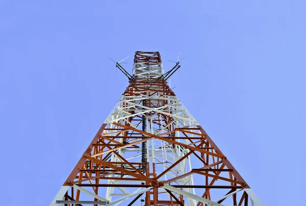 Torre de telecomunicaciones con cielo azul — Foto de Stock