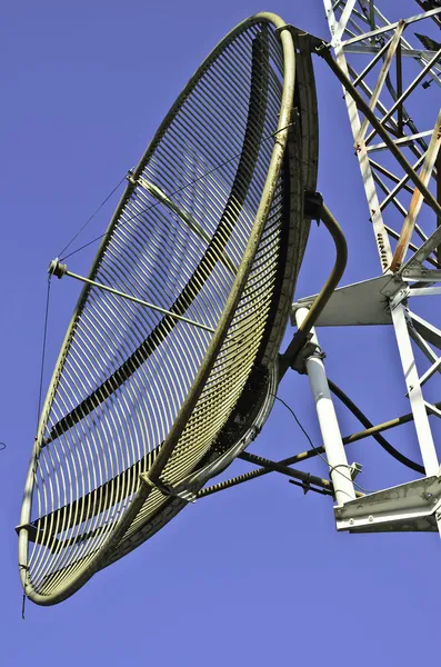 Satellitenschüssel auf einem Telekommunikationsturm — Stockfoto