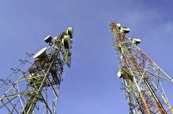 Tours de télécommunication avec ciel bleu — Photo