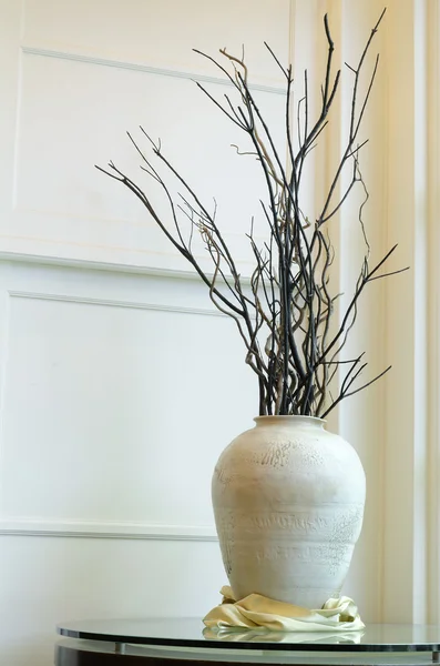 Big vase with dried branches in the interior — Stock Photo, Image