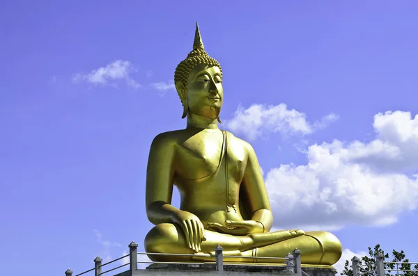 Statue de Bouddha doré au temple bouddhiste thaïlandais — Photo