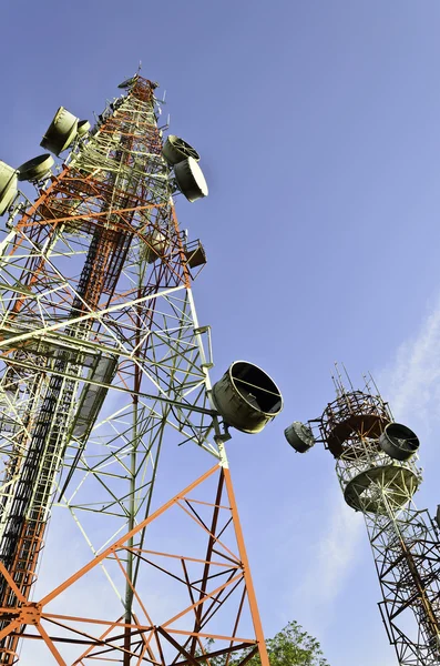 Torres de telecomunicaciones con cielo azul — Foto de Stock