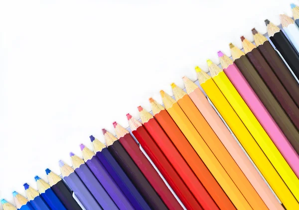 Farvede blyanter i papirbakke på hvid baggrund - Stock-foto