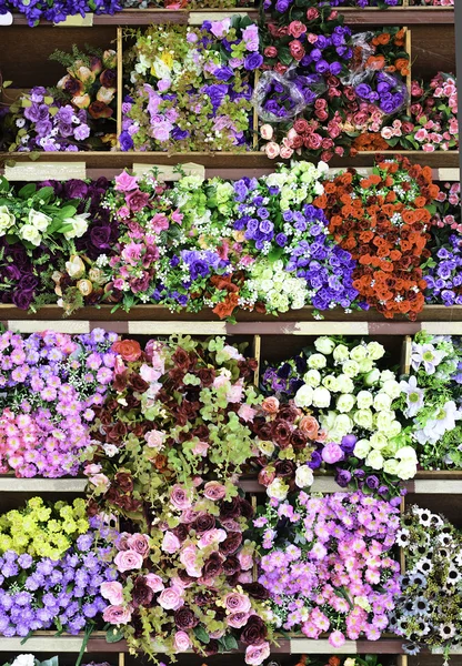 花屋の店先でカラフルなファブリック花 — ストック写真