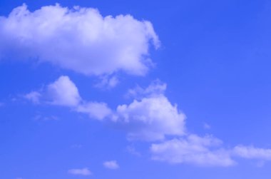 Yumuşak odak beyaz bulutlu güzel mavi gökyüzü arkaplanı