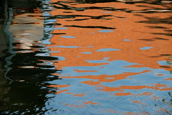 Colore Astratto Sull Acqua Nel Parco Verde — Foto Stock