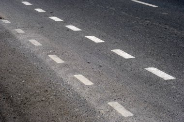 Caddenin yüzeyinde trafik işaretleri