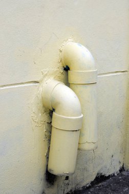 Eski duvardaki boru.