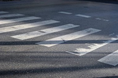 Caddenin yüzeyinde trafik işaretleri