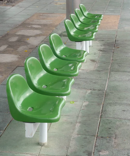 Otobüs duraklarında otobüs beklemek için plastik koltuklar