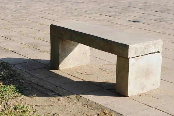 Betonová Židle Zeleném Parku — Stock fotografie