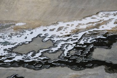 Grunge zeminindeki suya yansıt