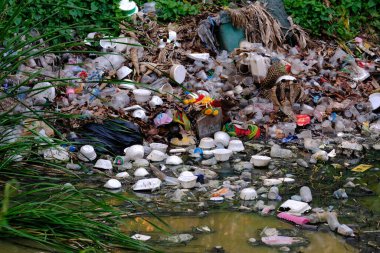 Kanaldaki çöp yığını kirlenmiş..