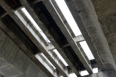 Büyük şehirdeki köprünün yapısı