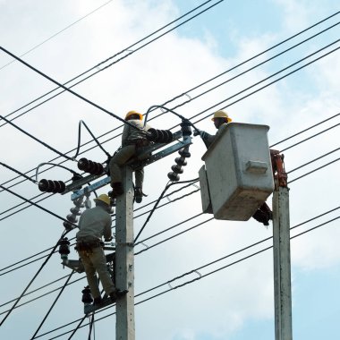 Elektrik direğinde çalışan işçiler 
