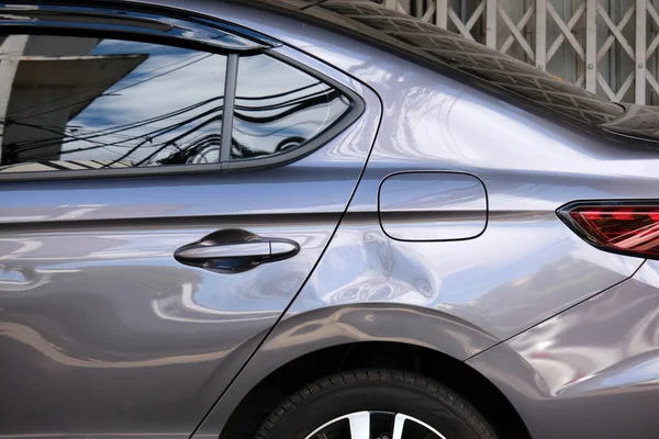 Arabanın aynasında yansıma var.