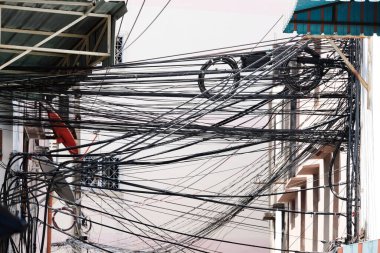 Şehirdeki elektrik hattı