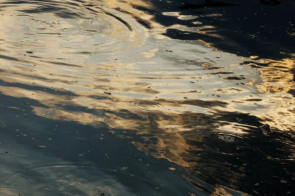 水中の水の反射は — ストック写真