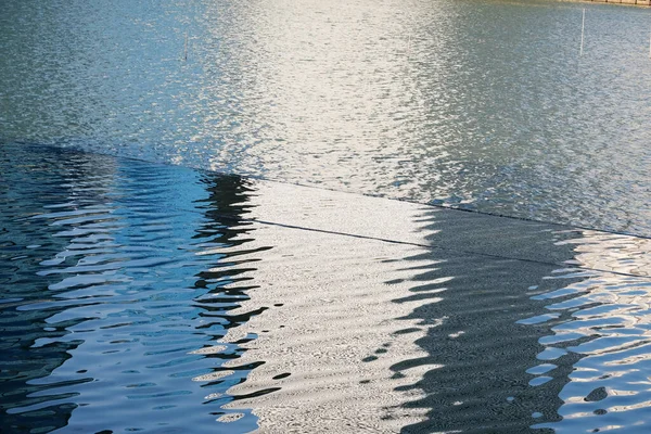 Spiegeln Sich Wasser Und Abstrakter Form Auf Dem Wasser — Stockfoto