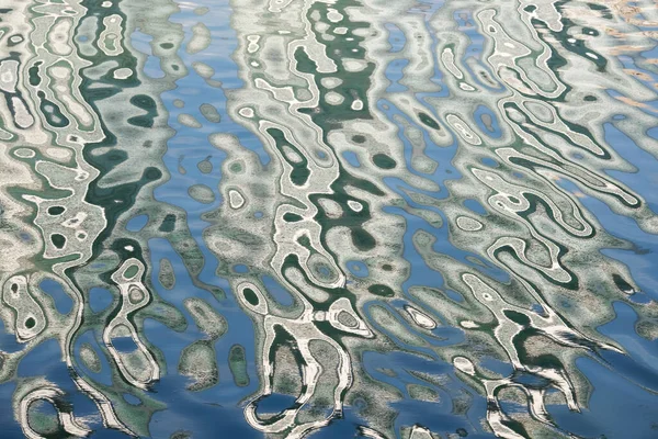 以水和抽象形式反映在水面上 — 图库照片
