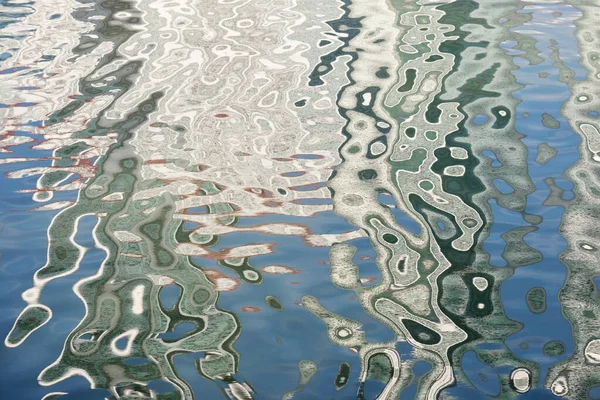 Spiegeln Sich Wasser Und Abstrakter Form Auf Dem Wasser — Stockfoto