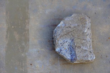  Taş duvarlı bir taş