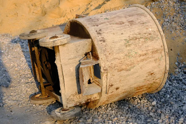 İnşaat alanında beton karıştırıcı kamyonu var.