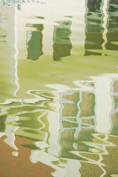 Parktaki gölün güzel manzarası