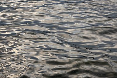 Nehirdeki dalgaların soyut hali