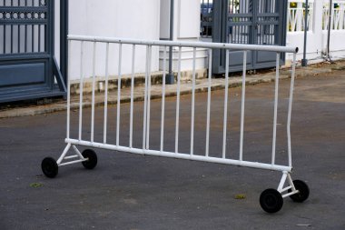 Şehirde araba engeli var.