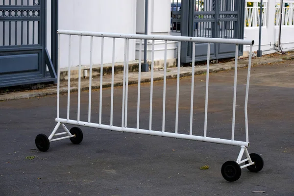 Şehirde araba engeli var.