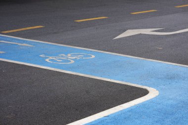 Yoldaki beyaz bisiklet yolu.