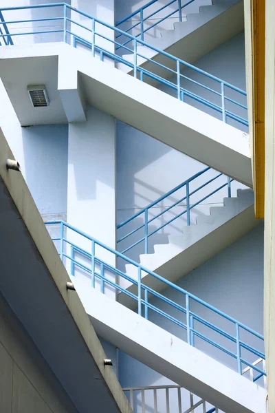 Yeni binanın merdivenleri.