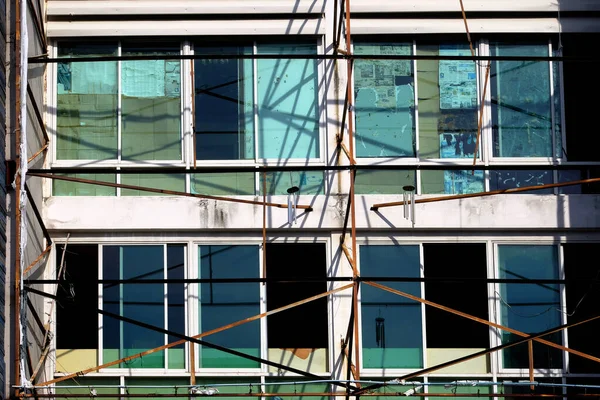 Yeni binanın penceresi