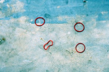 grunge katında kırmızı kauçuk