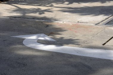 Eski caddede ok işareti