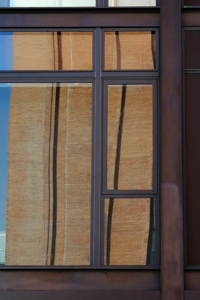 Design Fenster Auf Braunem Gebäude — Stockfoto