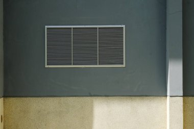 bir duvar arkaplanındaki pencere