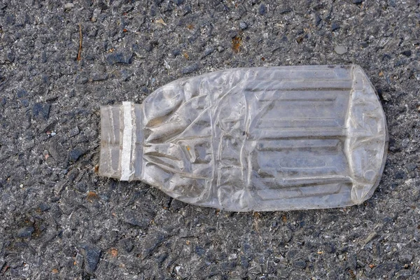 Arkaplan olarak düzleştirilmiş plastik şişeler