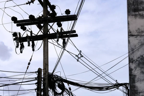 Şehirdeki elektrik hattı